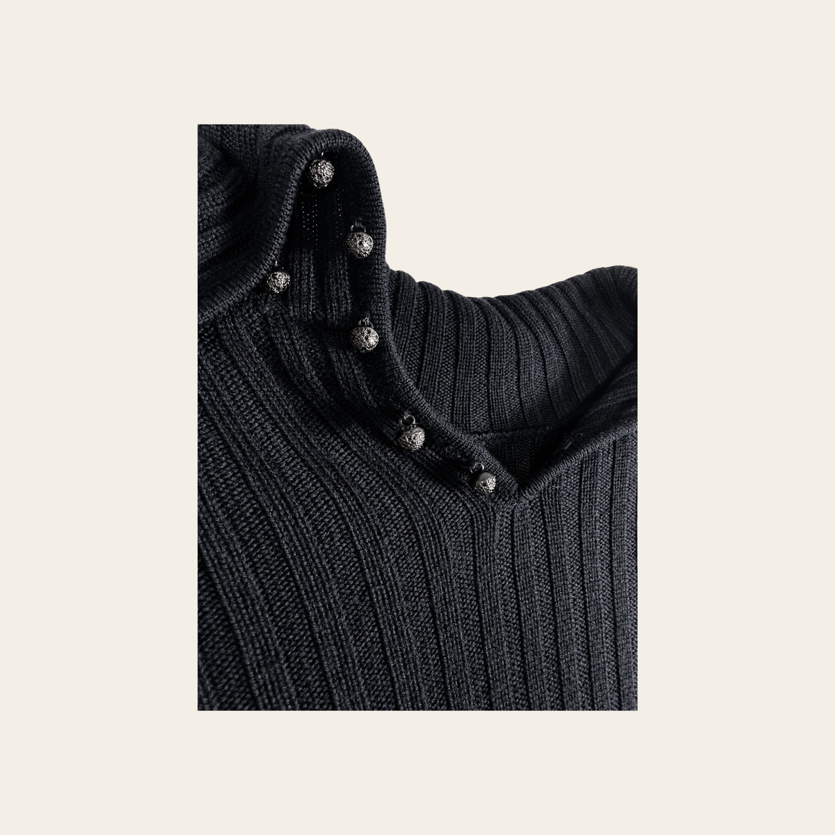 CHANEL 02A – Pull Col Roulé Côtelé en Laine avec Rubans Satinés & Boutons Bijoux, Taille 40