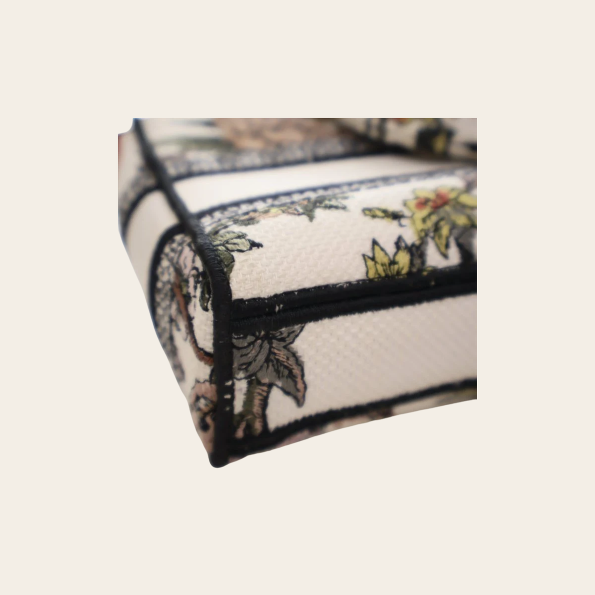 DIOR – Medium Lady D-Joy Rêve d’Infini en Toile Brodée Multicolore