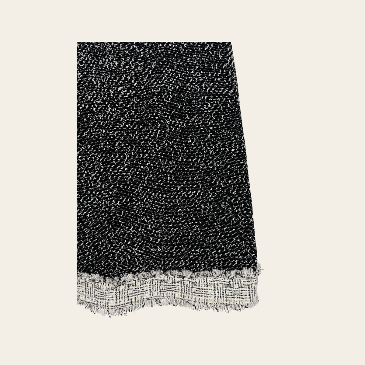CHANEL – Robe courte en tweed bicolore à franges