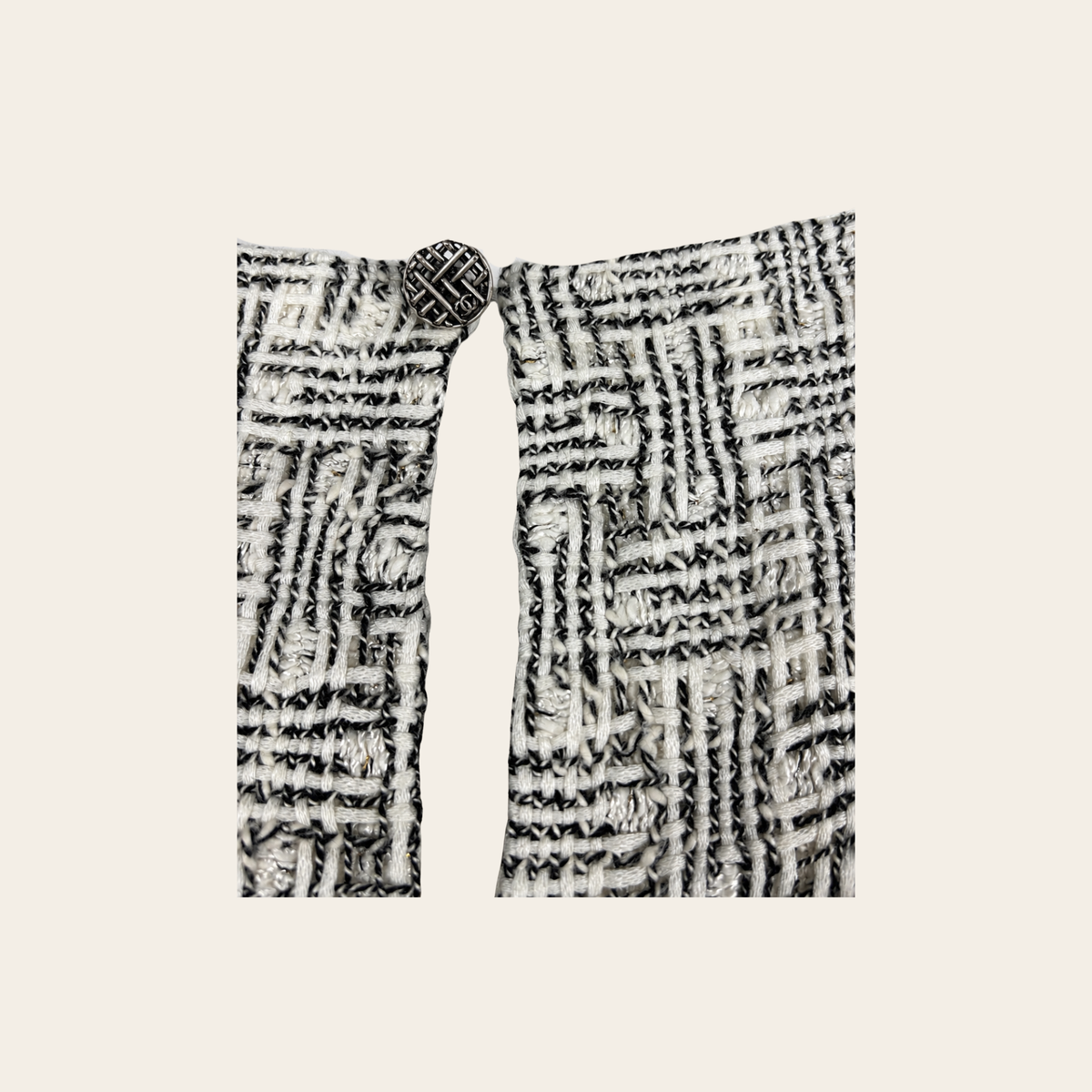 CHANEL – Robe courte en tweed bicolore à franges