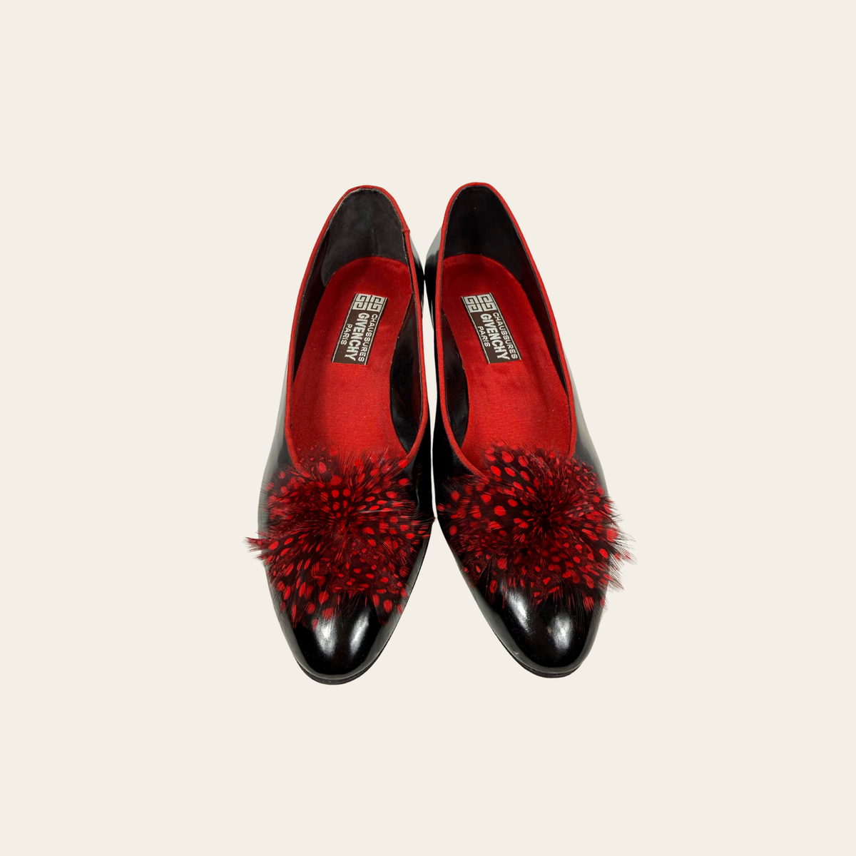 GIVENCHY VINTAGE – Escarpins en cuir verni noir à plumes rouge & noir – Taille 7 M
