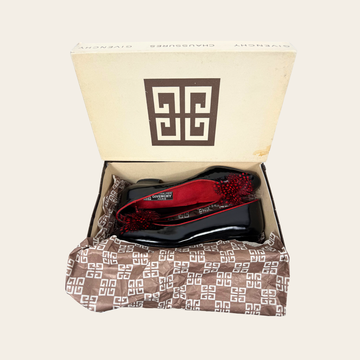 GIVENCHY VINTAGE – Escarpins en cuir verni noir à plumes rouge & noir – Taille 7 M