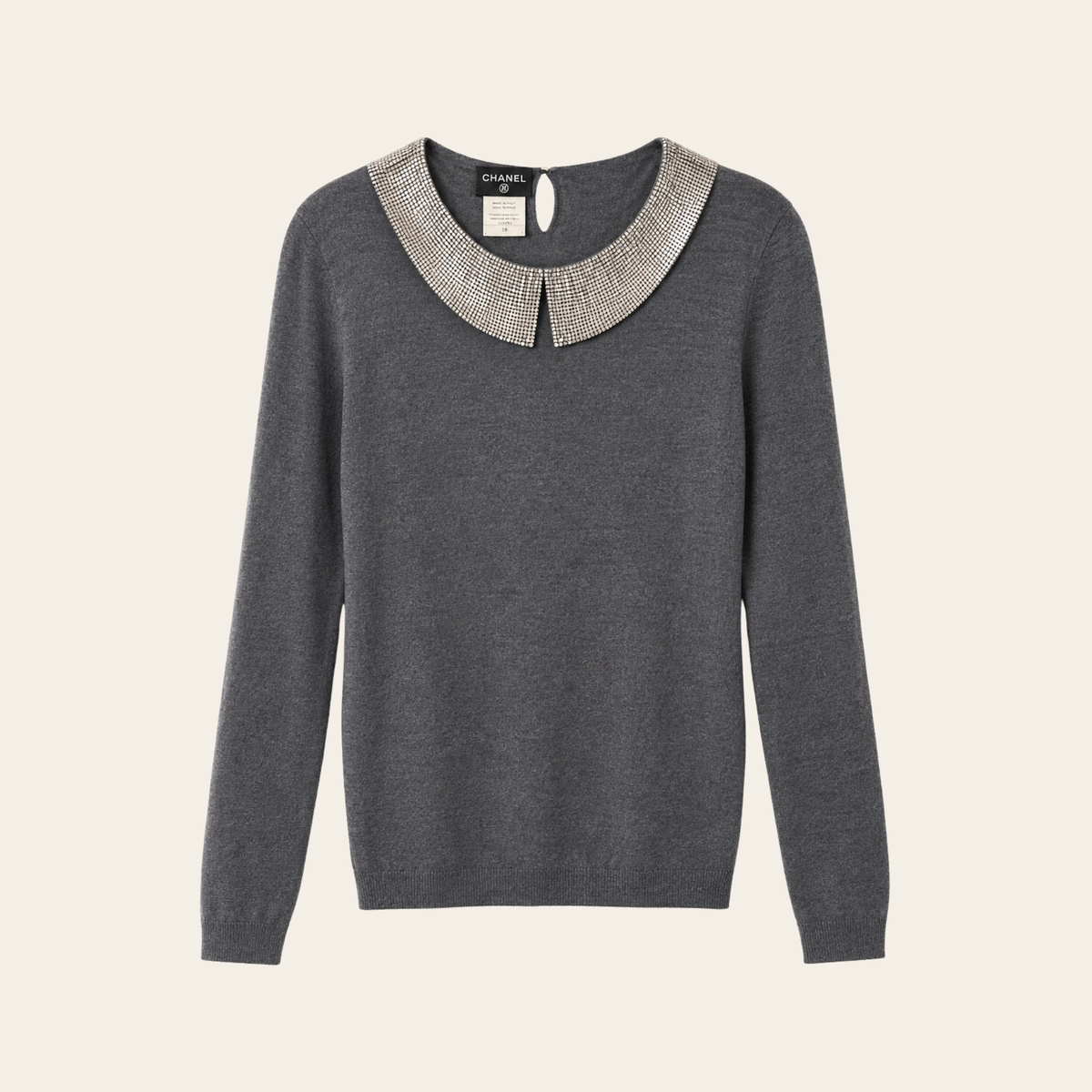 CHANEL 98A – Pull en cachemire & soie à col bijou en maille métallique – Gris – Taille FR 42 (L)