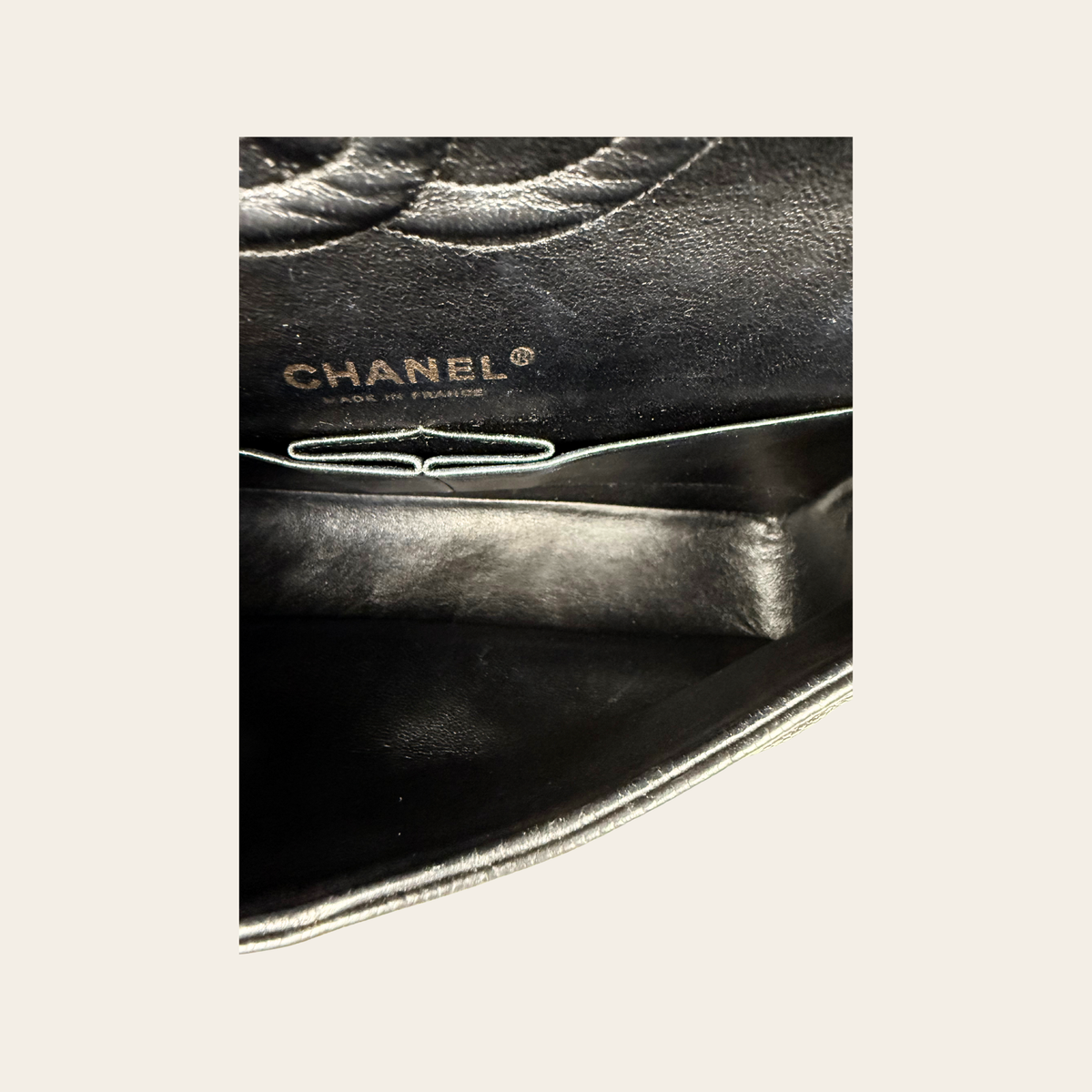 CHANEL VINTAGE – 24 k Classic Double Flap Medium en cuir caviar matelassé – Noir & doré