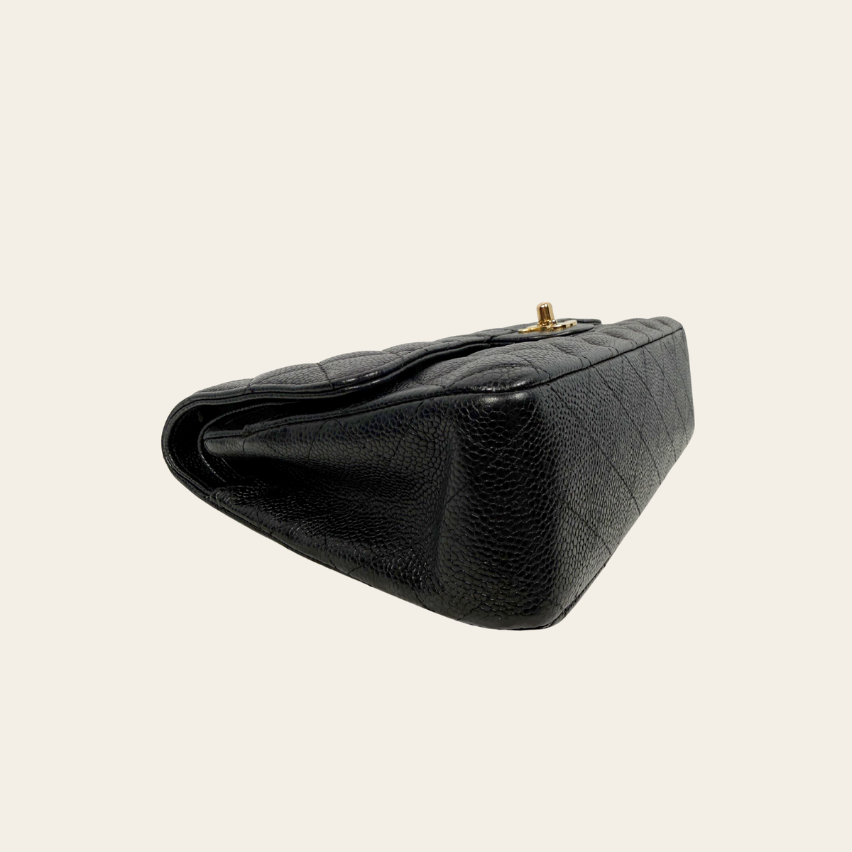 CHANEL VINTAGE – 24 k Classic Double Flap Medium en cuir caviar matelassé – Noir & doré