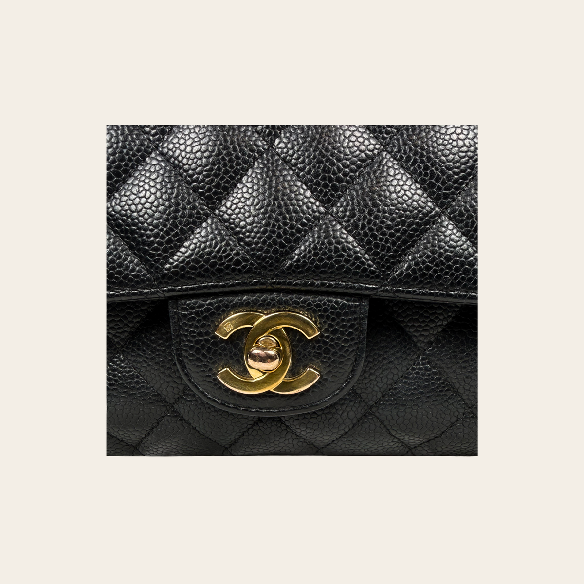 CHANEL VINTAGE – 24 k Classic Double Flap Medium en cuir caviar matelassé – Noir & doré