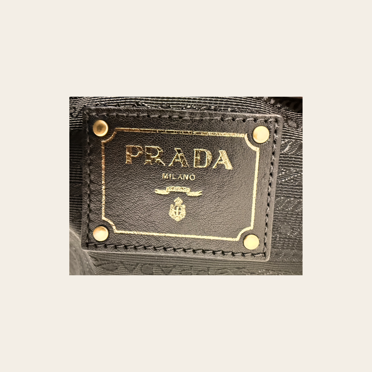 PRADA – Large Soft Calf Hobo BR4268 en cuir de veau – Noir & doré – Grand modèle