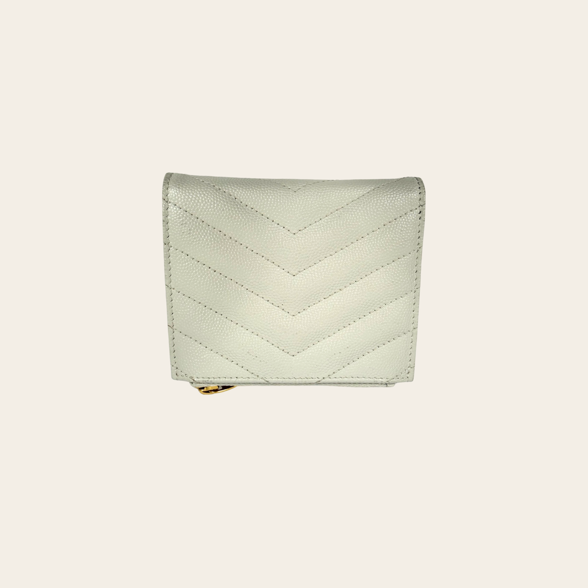 SAINT LAURENT — Cassandre Matelassé Bi-Fold Wallet en cuir Grain de Poudre — Blanc & doré