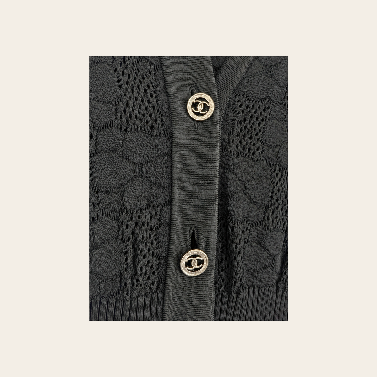 CHANEL — Ensemble 2 pièces en maille ajourée noire à boutons CC, Taille FR 42