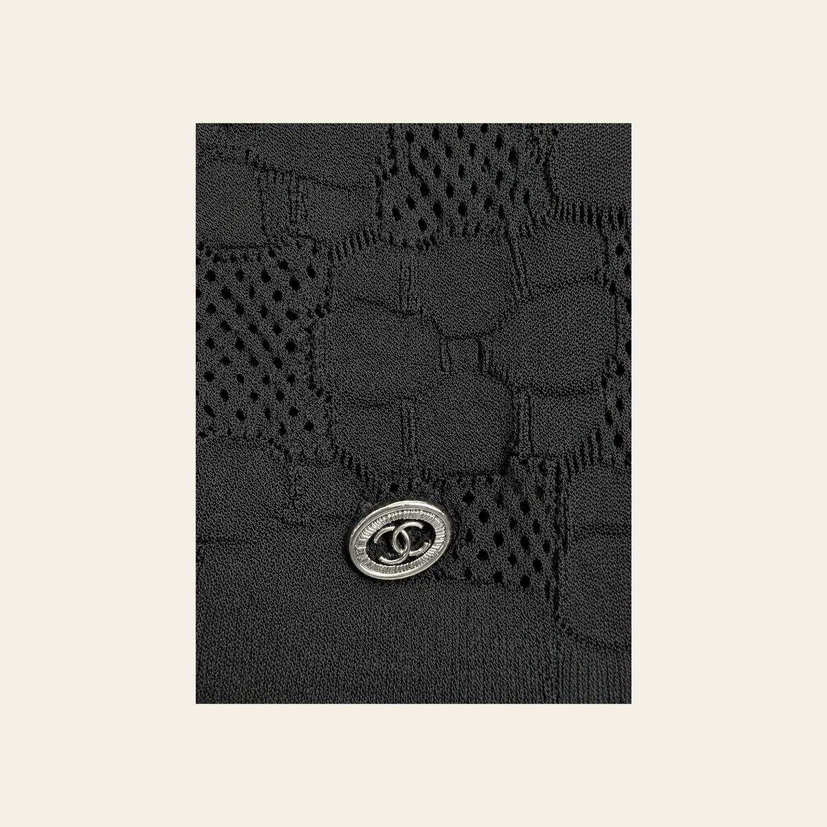 CHANEL — Ensemble 2 pièces en maille ajourée noire à boutons CC, Taille FR 42