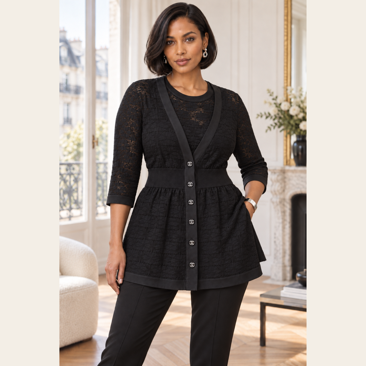 CHANEL — Ensemble 2 pièces en maille ajourée noire à boutons CC, Taille FR 42