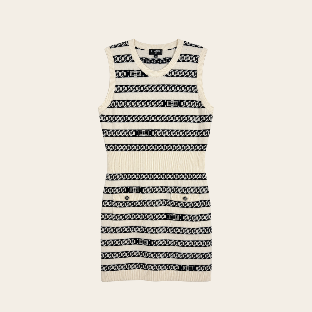 CHANEL — Robe en cachemire à motif chaînes et boutons Coco, Taille FR 48