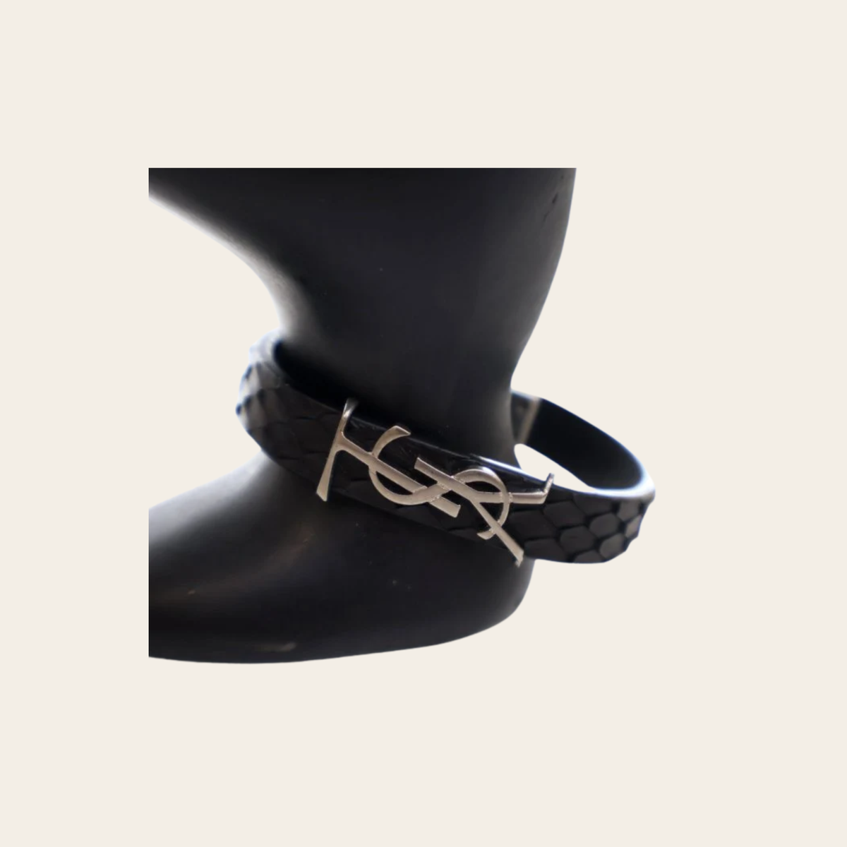 SAINT LAURENT — Bracelet en python noir à Cassandre argentée, 7 po