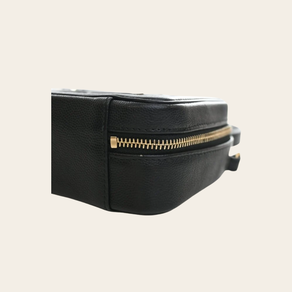 CHANEL — Mini sac bandoulière Filigree en cuir caviar noir