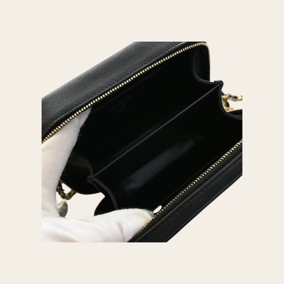CHANEL — Mini sac bandoulière Filigree en cuir caviar noir