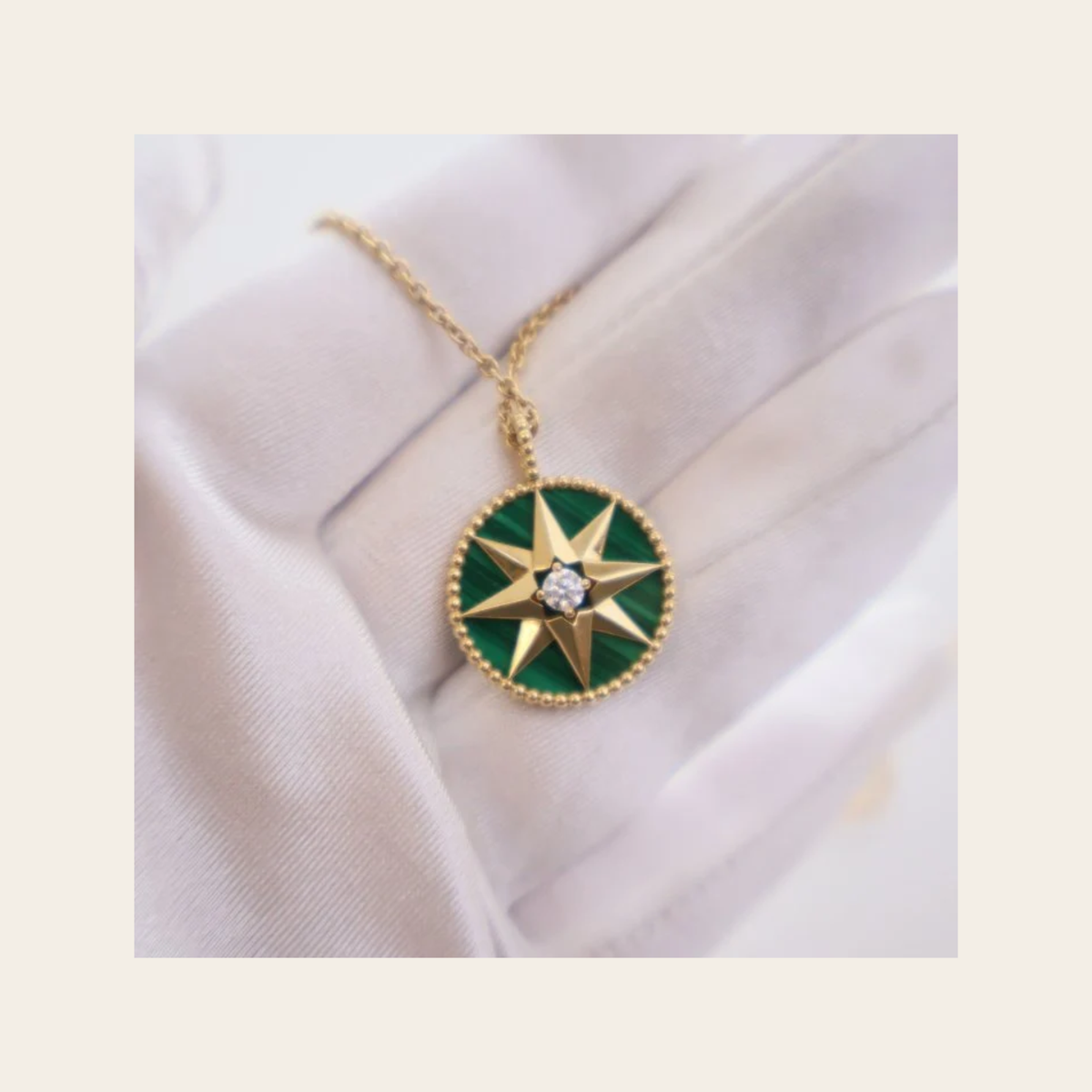 CHRISTIAN DIOR — Collier médaillon Medium Rose des Vents en or jaune, malachite et diamant