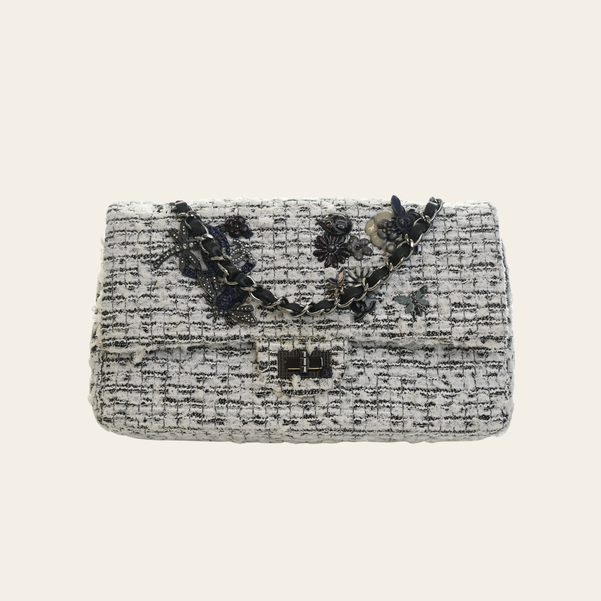 CHANEL — Sac 2.55 Reissue 224 « Garden Party » en tweed blanc