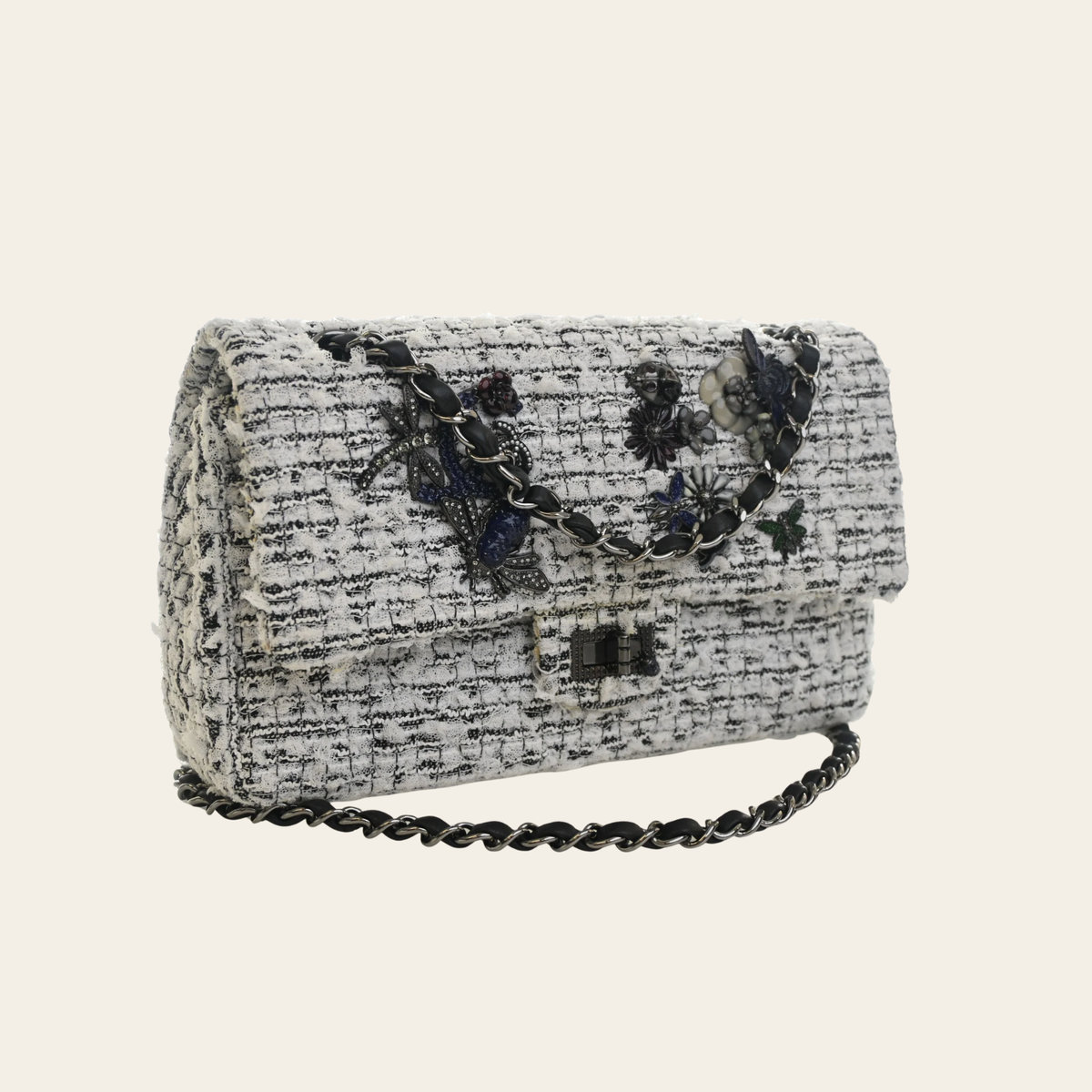 CHANEL — Sac 2.55 Reissue 224 « Garden Party » en tweed blanc