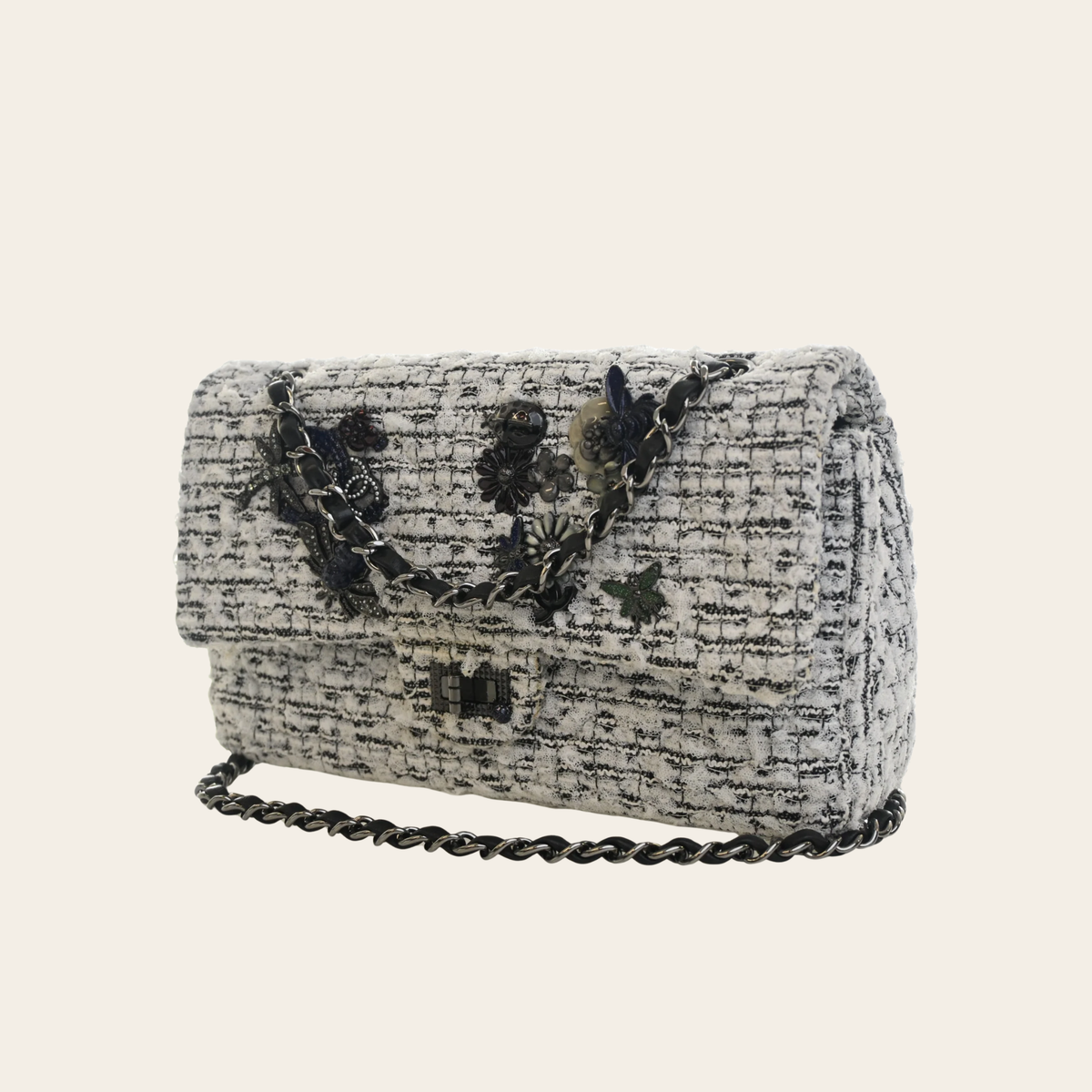 CHANEL — Sac 2.55 Reissue 224 « Garden Party » en tweed blanc