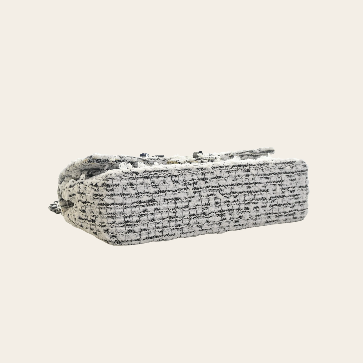 CHANEL — Sac 2.55 Reissue 224 « Garden Party » en tweed blanc