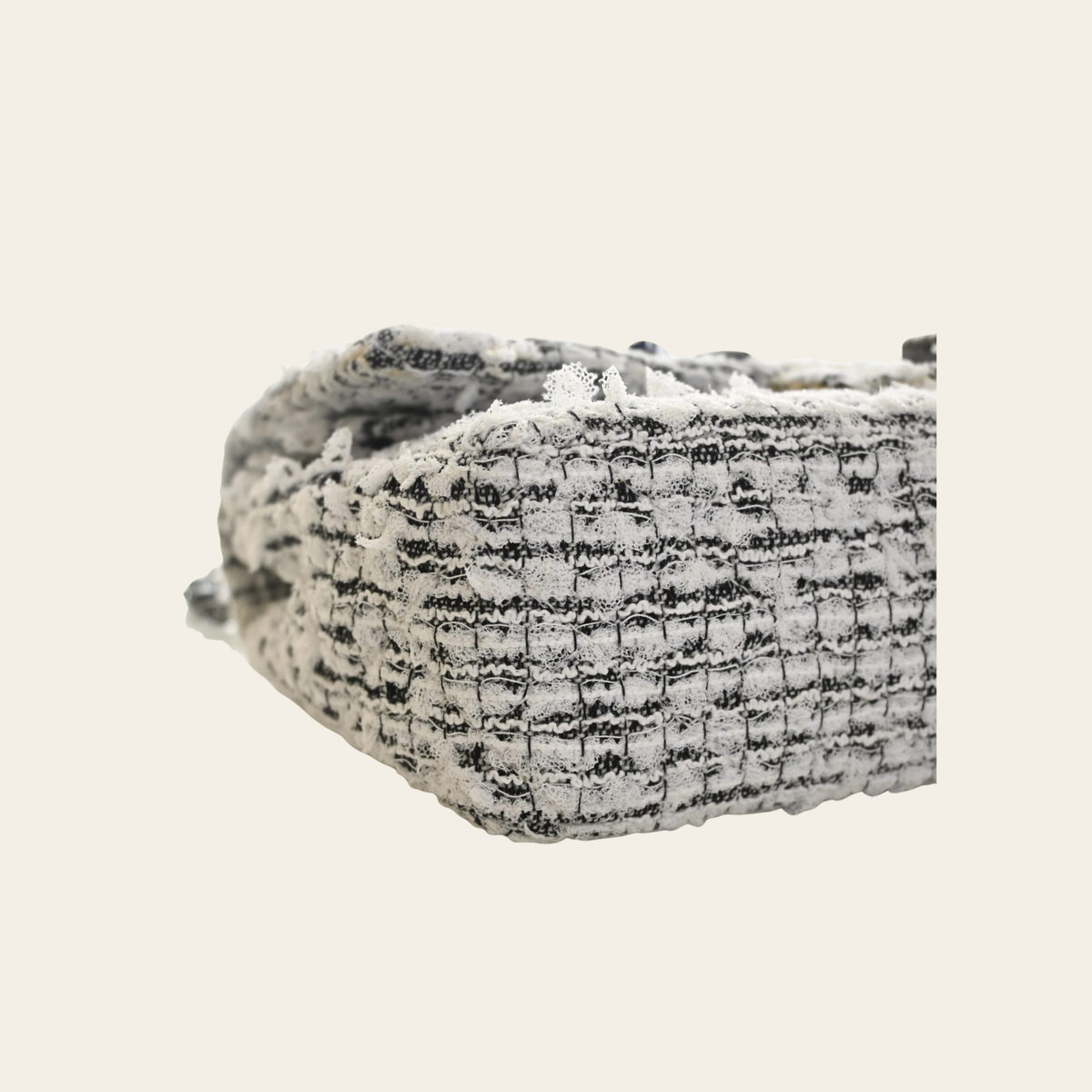CHANEL — Sac 2.55 Reissue 224 « Garden Party » en tweed blanc