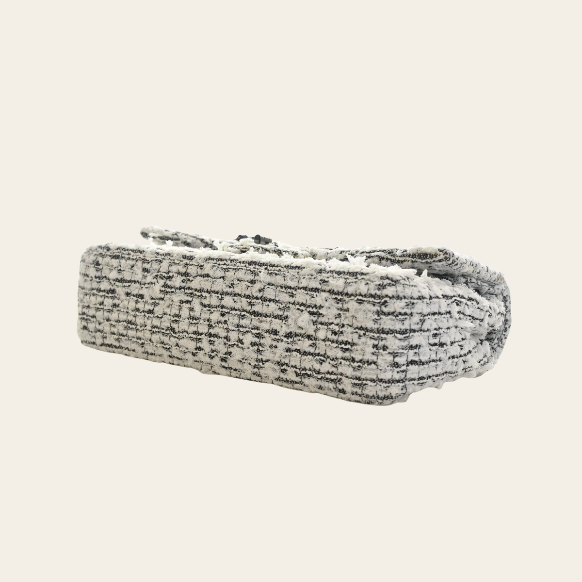 CHANEL — Sac 2.55 Reissue 224 « Garden Party » en tweed blanc