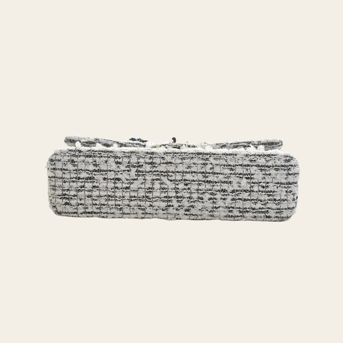 CHANEL — Sac 2.55 Reissue 224 « Garden Party » en tweed blanc