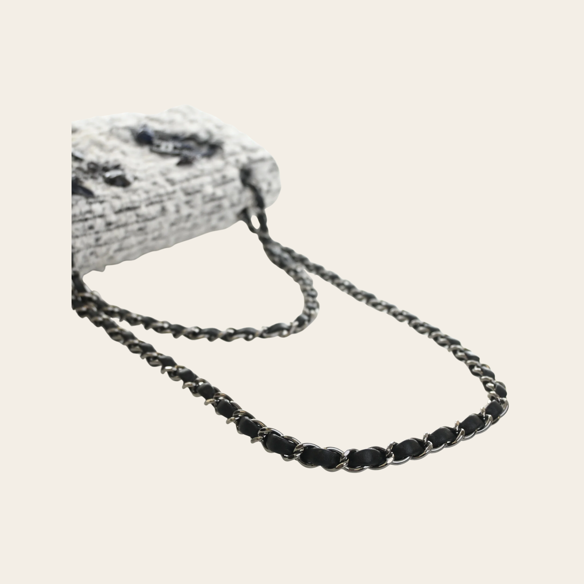 CHANEL — Sac 2.55 Reissue 224 « Garden Party » en tweed blanc