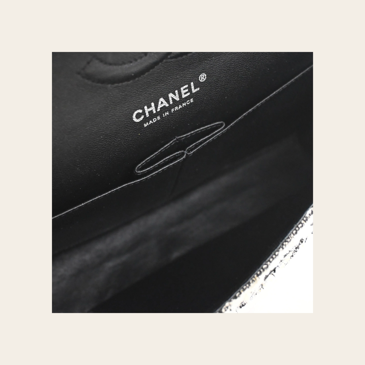 CHANEL — Sac 2.55 Reissue 224 « Garden Party » en tweed blanc