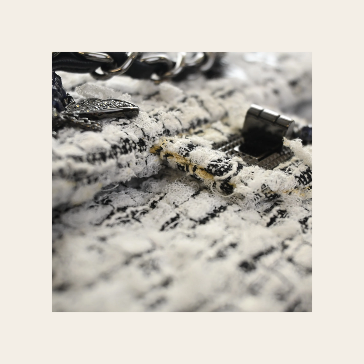 CHANEL — Sac 2.55 Reissue 224 « Garden Party » en tweed blanc