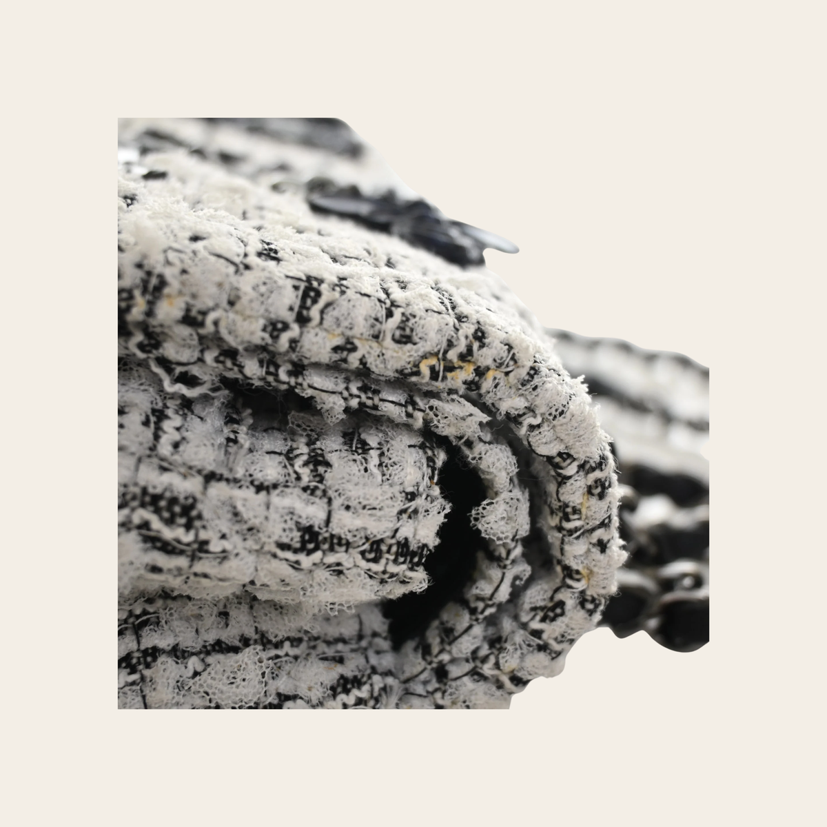 CHANEL — Sac 2.55 Reissue 224 « Garden Party » en tweed blanc