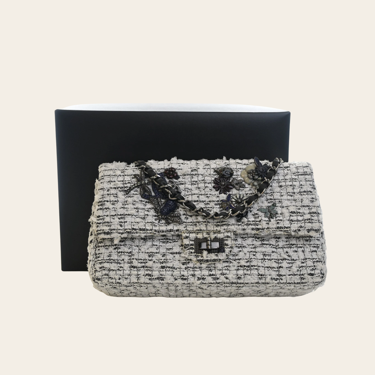 CHANEL — Sac 2.55 Reissue 224 « Garden Party » en tweed blanc
