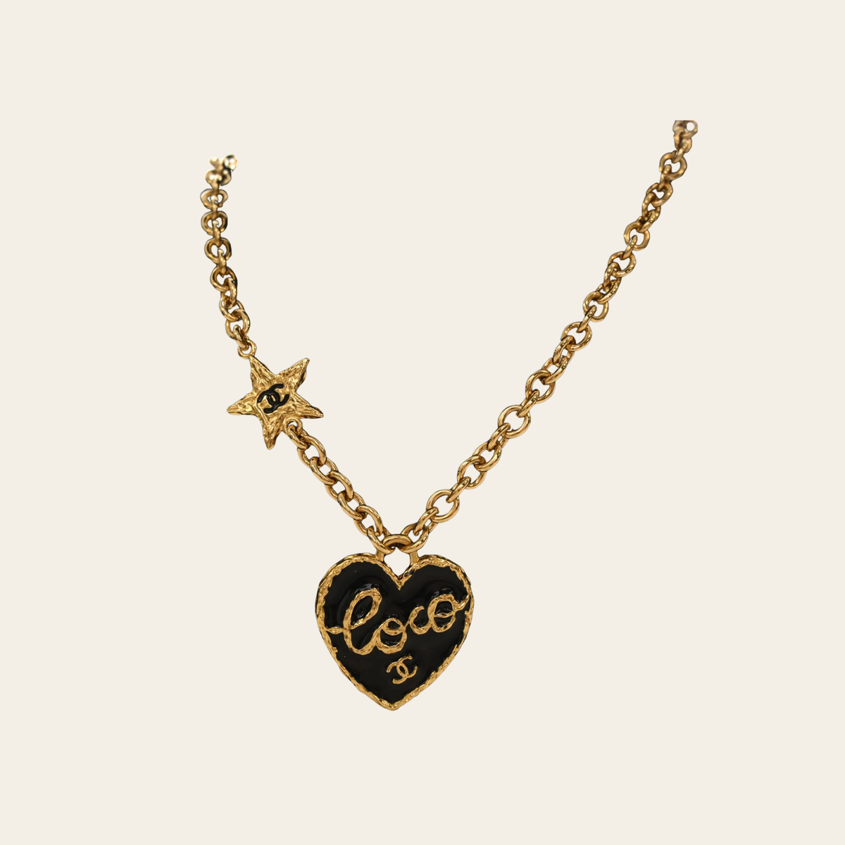 CHANEL — Collier Coco Heart Star en métal doré et émail