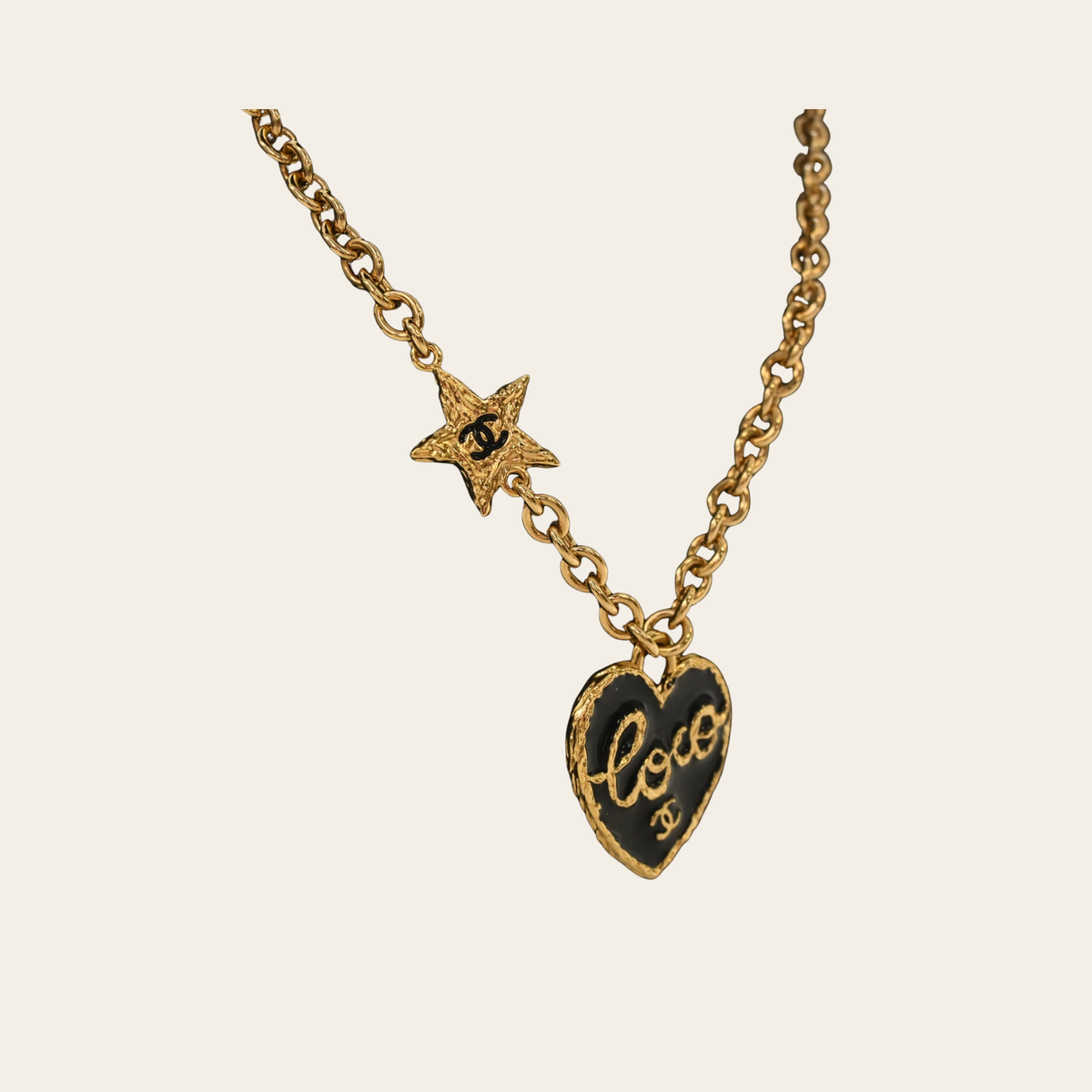 CHANEL — Collier Coco Heart Star en métal doré et émail