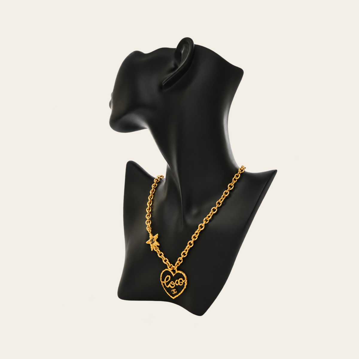 CHANEL — Collier Coco Heart Star en métal doré et émail