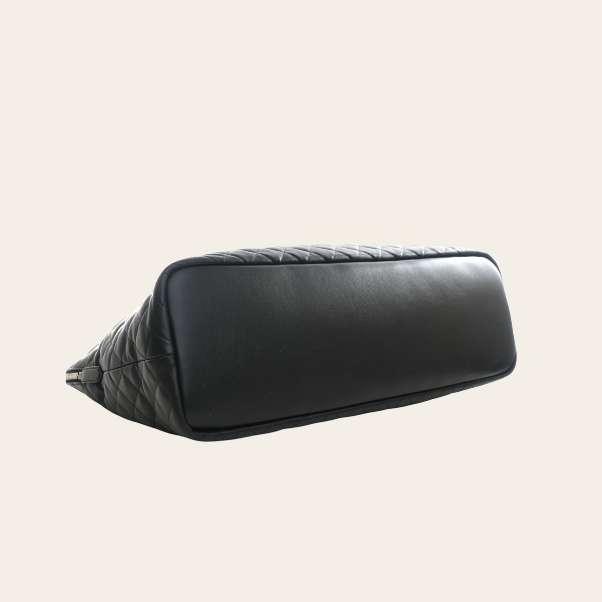 SAINT LAURENT — Sac de voyage ES Giant en cuir de veau matelassé noir