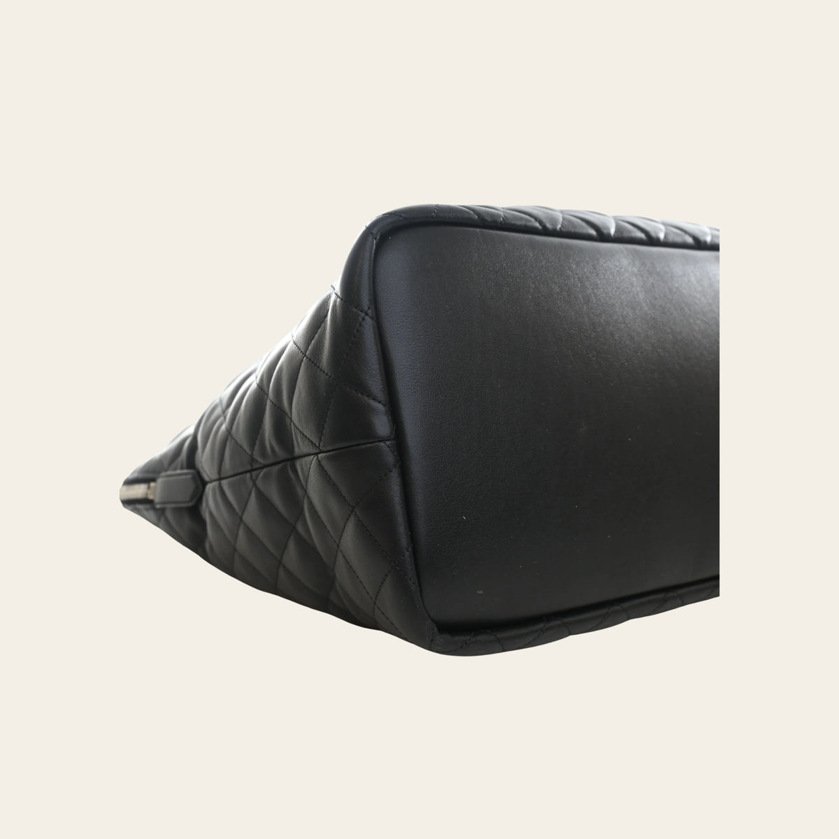 SAINT LAURENT — Sac de voyage ES Giant en cuir de veau matelassé noir