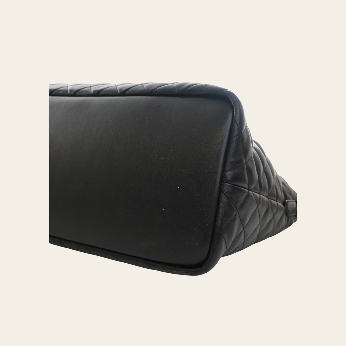 SAINT LAURENT — Sac de voyage ES Giant en cuir de veau matelassé noir