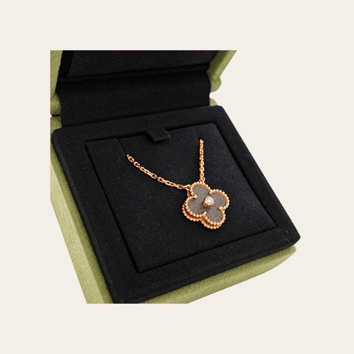 VAN CLEEF & ARPELS — Collier Vintage Alhambra Édition Holiday 2023 en obsidienne argentée