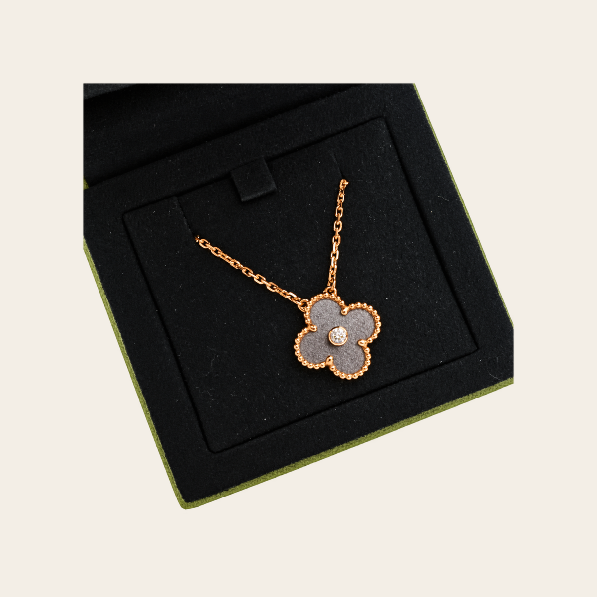 VAN CLEEF & ARPELS — Collier Vintage Alhambra Édition Holiday 2023 en obsidienne argentée