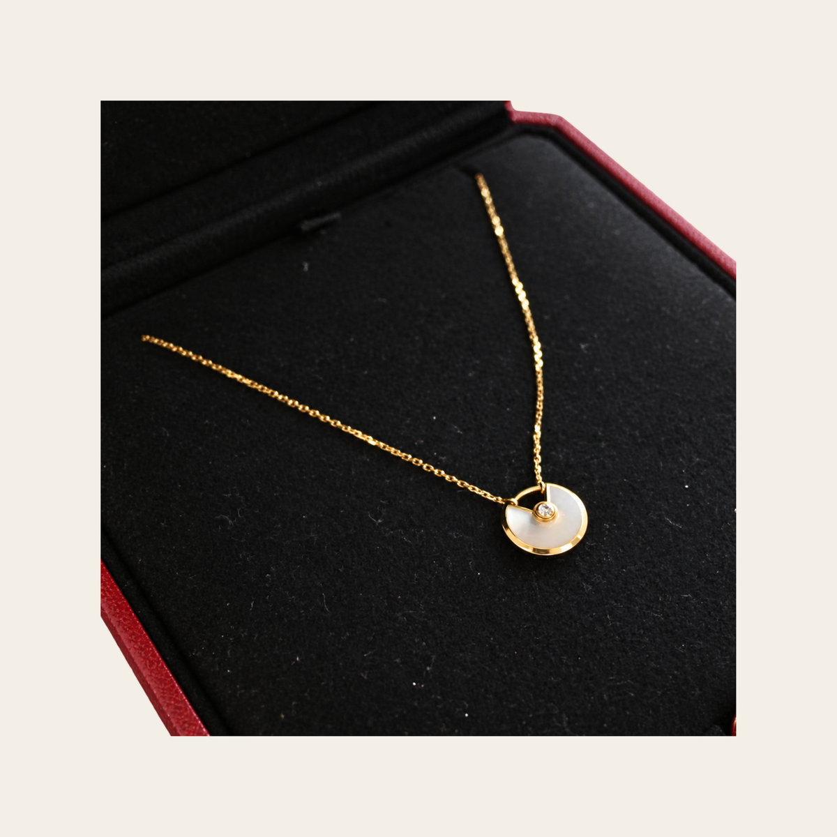 CARTIER — Collier Amulette de Cartier XS en nacre et diamant