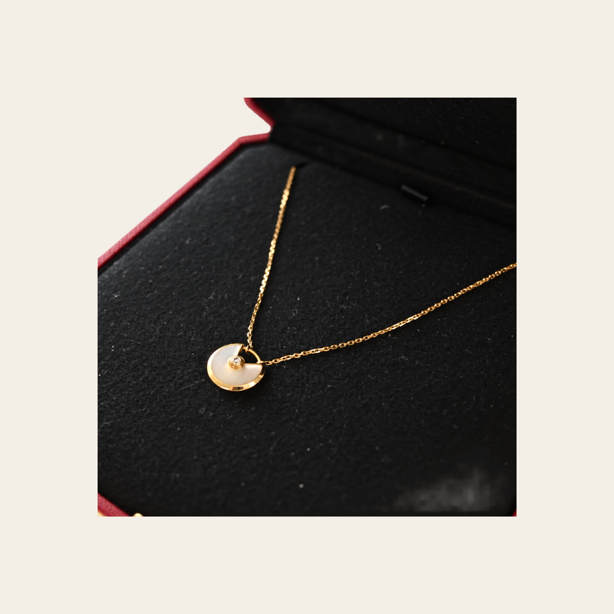 CARTIER — Collier Amulette de Cartier XS en nacre et diamant