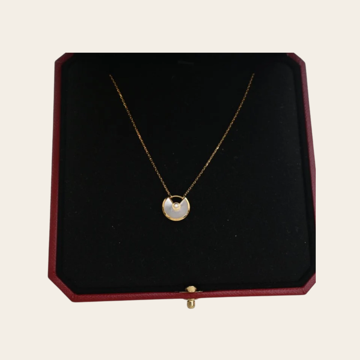 CARTIER — Collier Amulette de Cartier XS en nacre et diamant