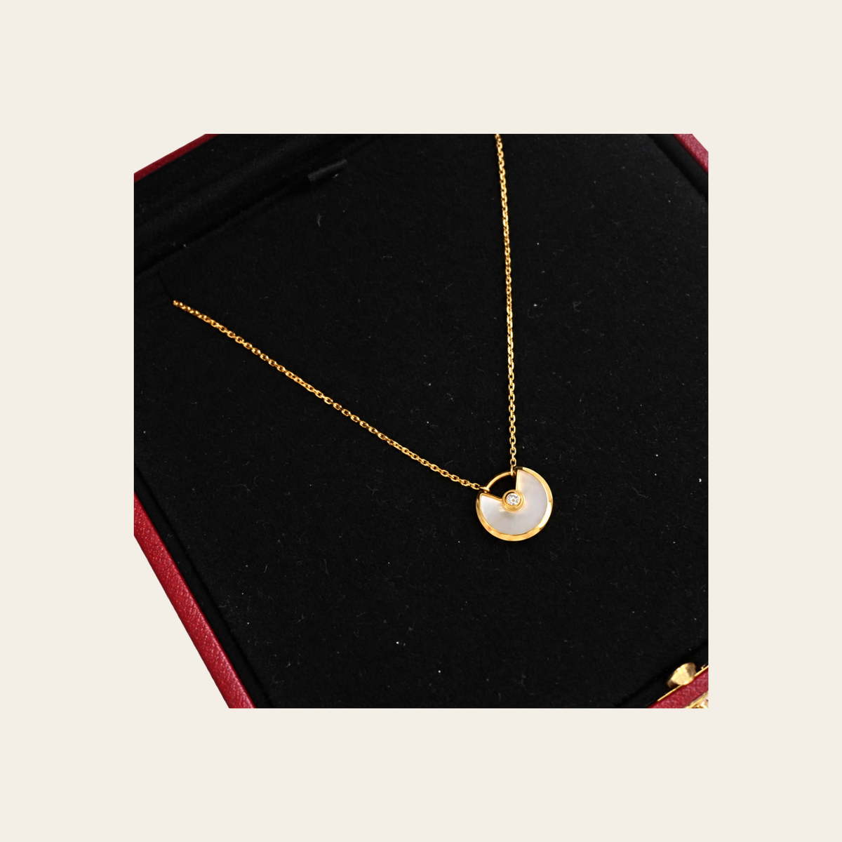 CARTIER — Collier Amulette de Cartier XS en nacre et diamant