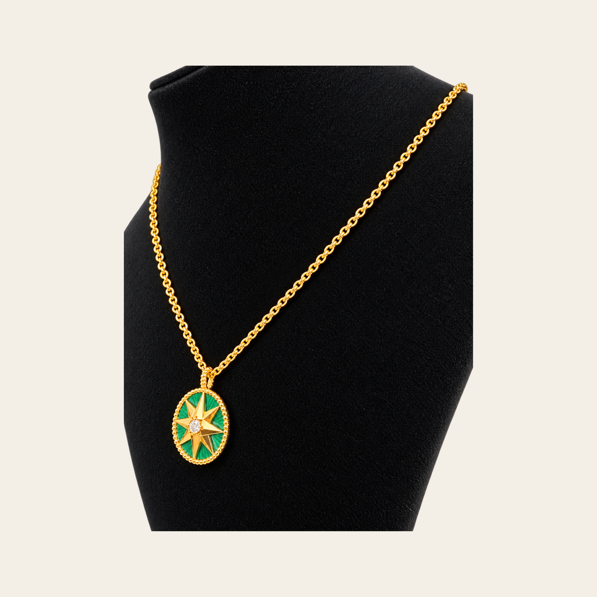 CHRISTIAN DIOR — Collier médaillon Medium Rose des Vents en or jaune, malachite et diamant
