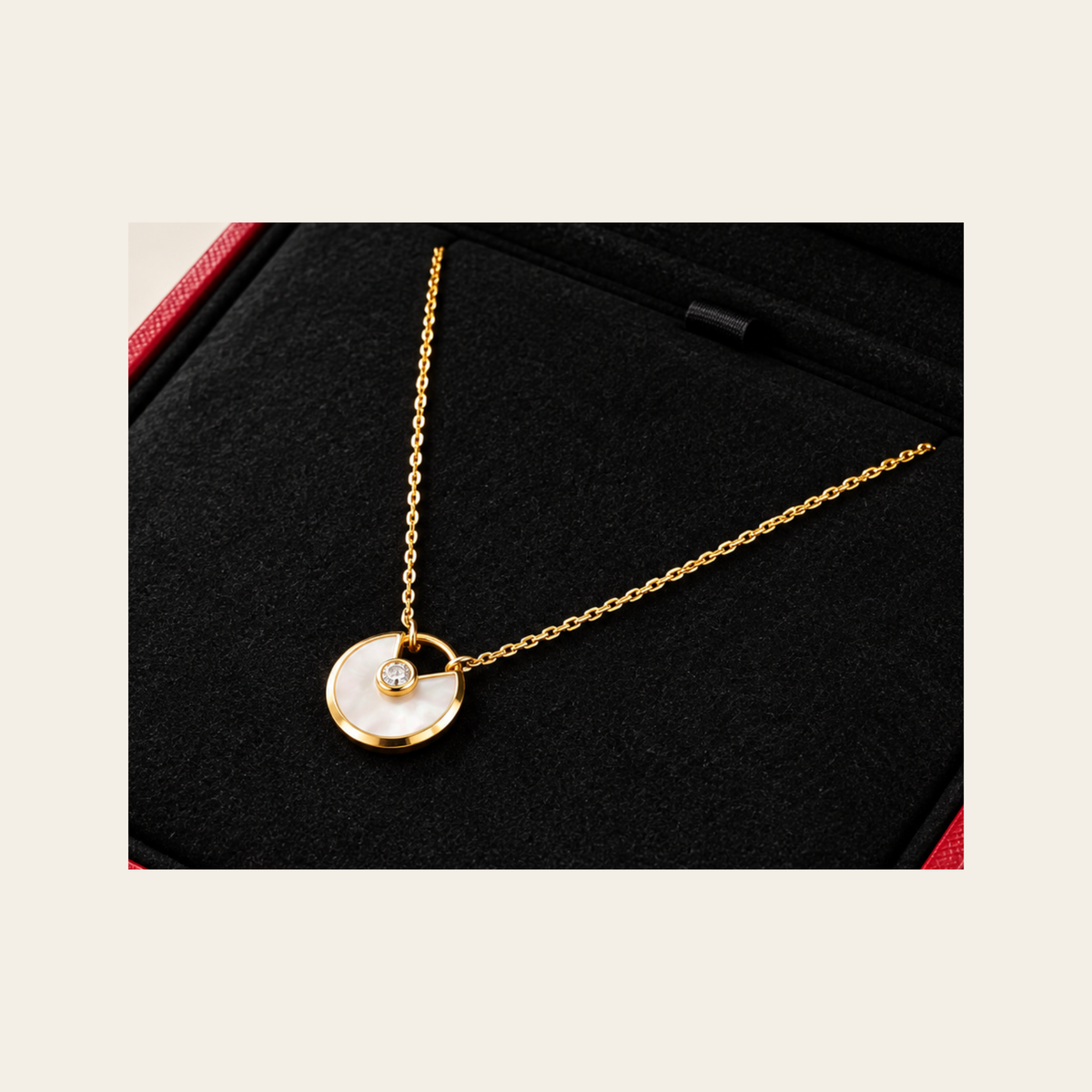 CARTIER — Collier Amulette de Cartier XS en nacre et diamant