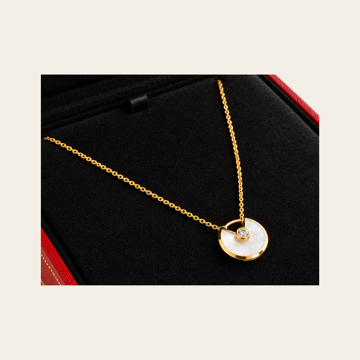 CARTIER — Collier Amulette de Cartier XS en nacre et diamant