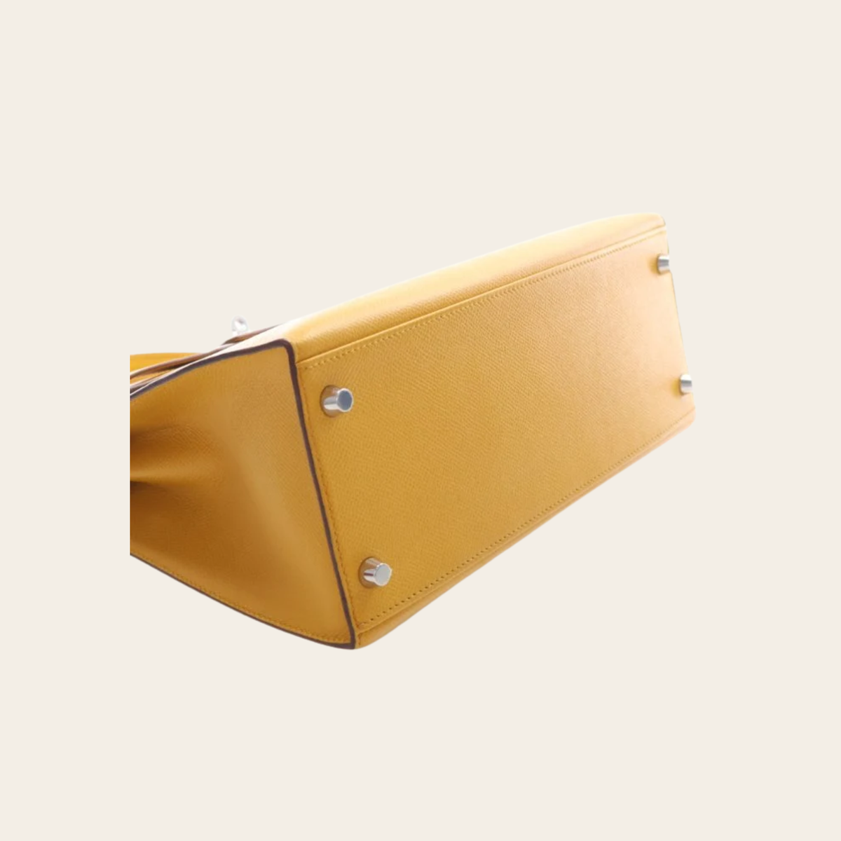 HERMÈS — Kelly 28 Sellier en cuir Epsom Jaune Ambre, quincaillerie palladiée