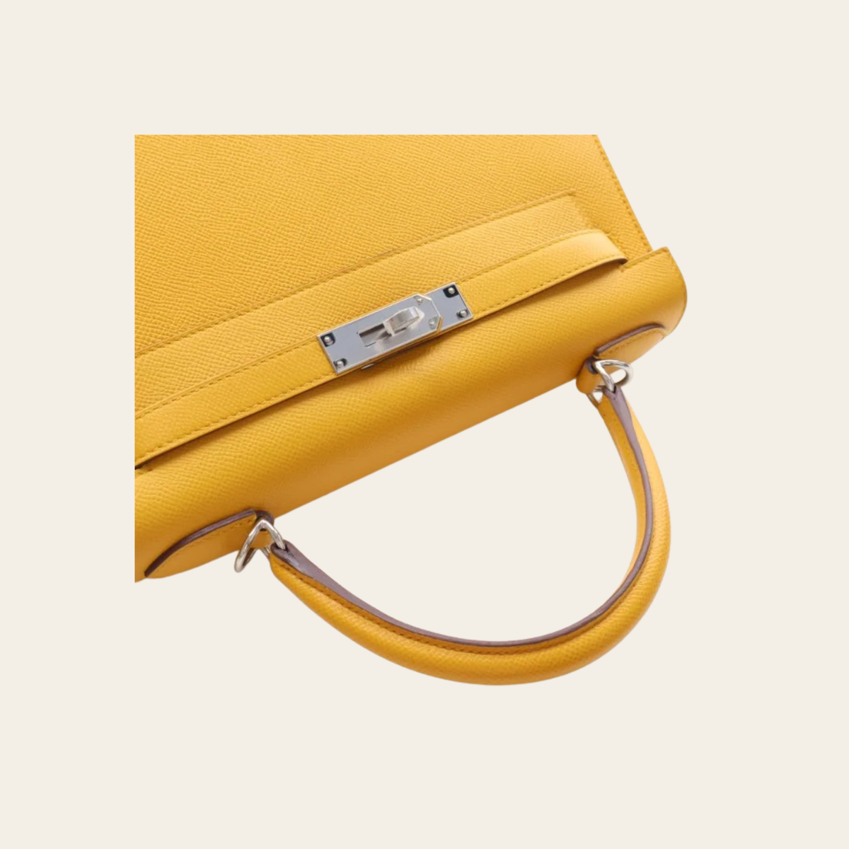 HERMÈS — Kelly 28 Sellier en cuir Epsom Jaune Ambre, quincaillerie palladiée