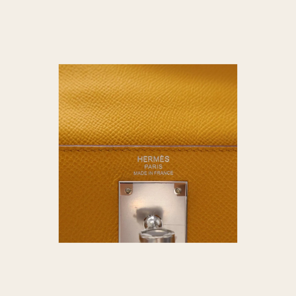 HERMÈS — Kelly 28 Sellier en cuir Epsom Jaune Ambre, quincaillerie palladiée